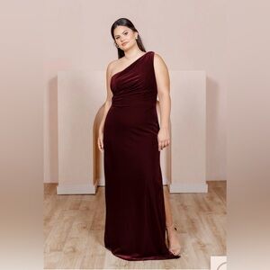 Moira Convertable Velvet Dress
- Burgundy, Size 8. Worn once.